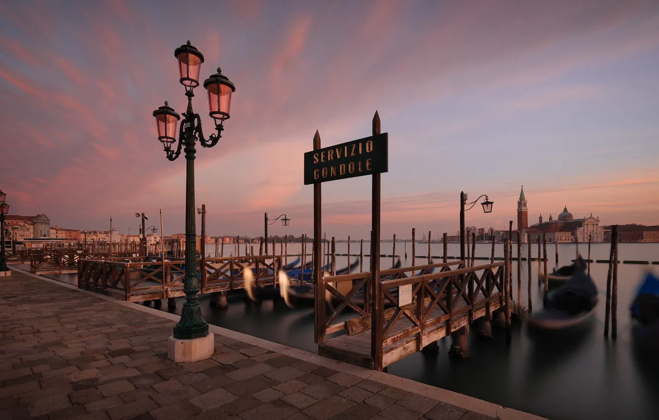 Фото обои причал, фонари, Италия, Венеция, канал, набережная, Italy, гондолы