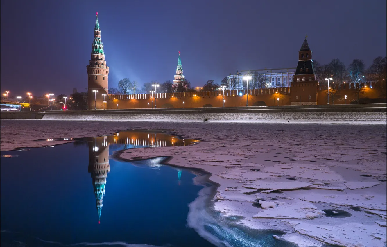 Фото обои зима, город, река, стена, лёд, вечер, освещение, фонари