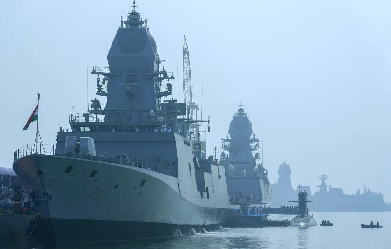 Фото обои ВМС Индии, субмарина INS Vaghsheer, эсминец INS Nilgiri