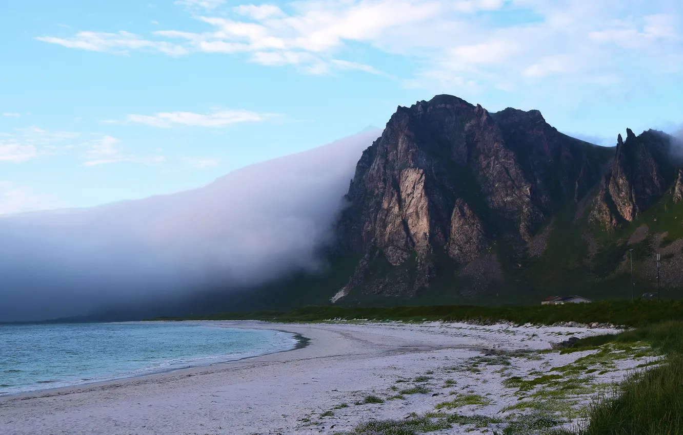 Фото обои песок, море, пляж, трава, облака, горы, туман, скалы