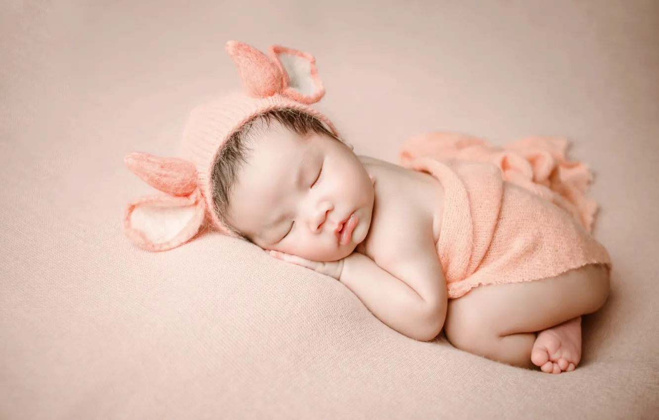 Фото обои оранжевый, поза, фон, ребенок, сон, малыш, костюм, спит