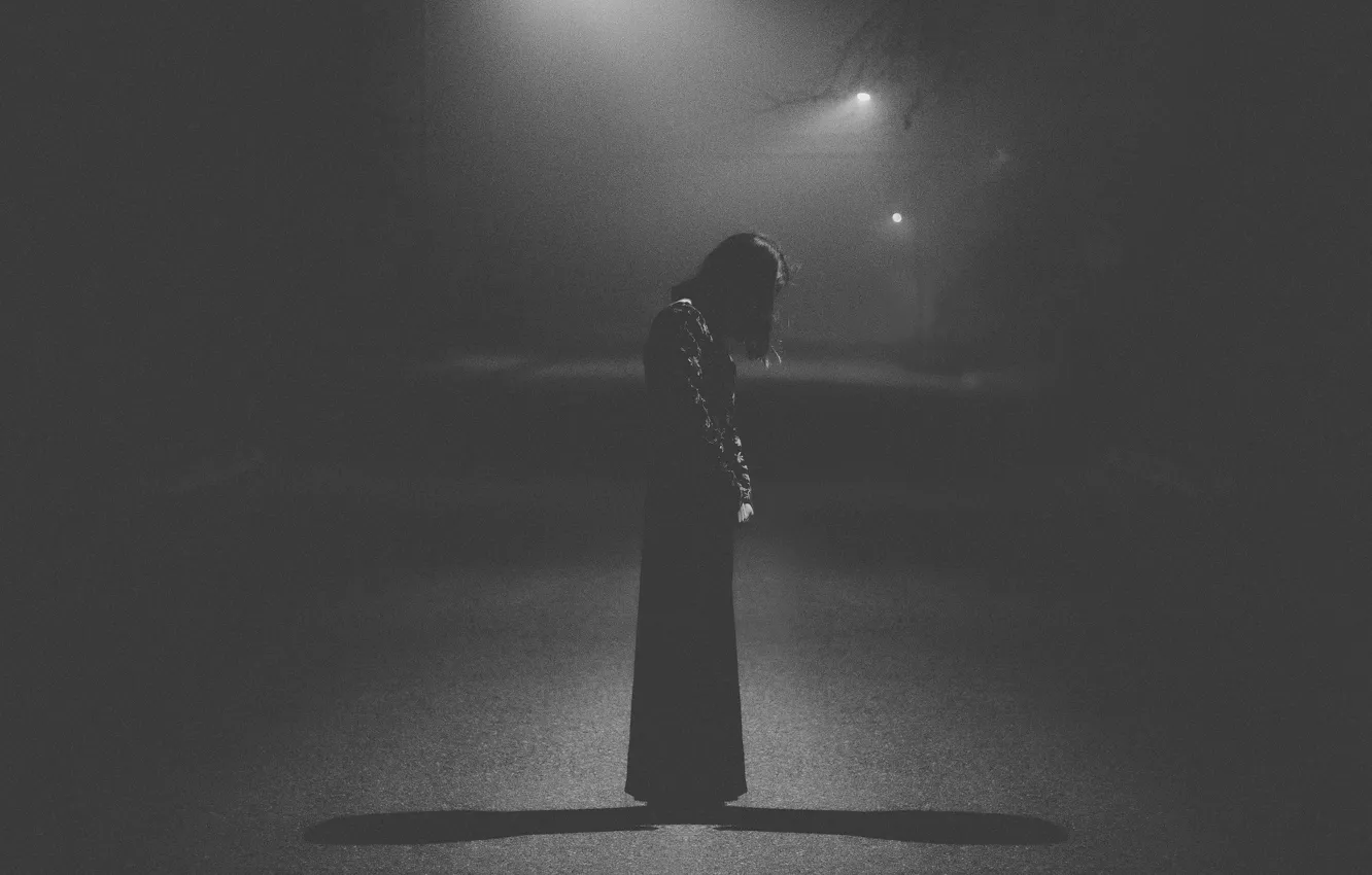 Фото обои light, sad, dress, woman, street, loneliness, melancholy, shadows