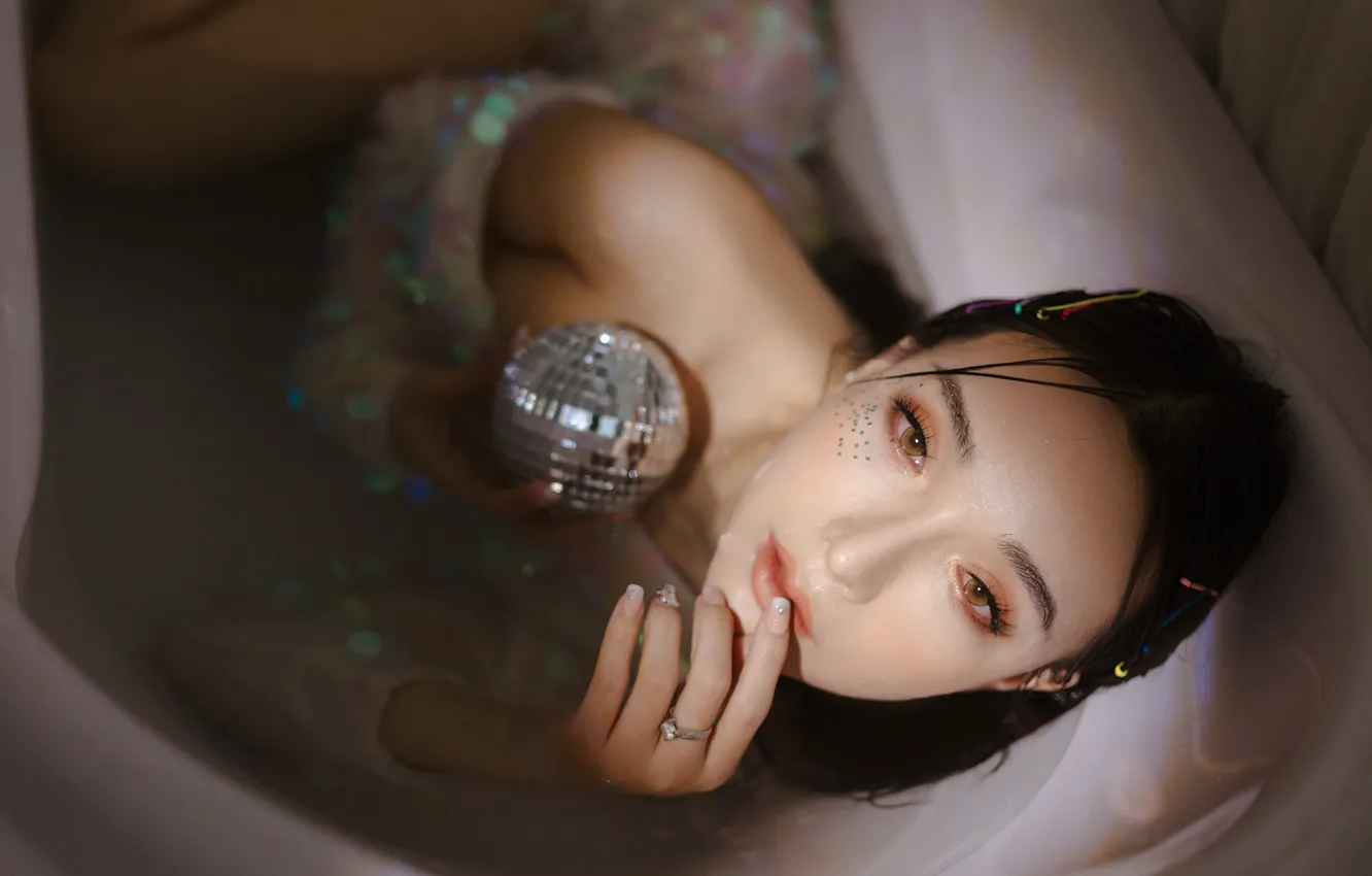Фото обои вода, девушка, лицо, шар, макияж, ванна, азиатка