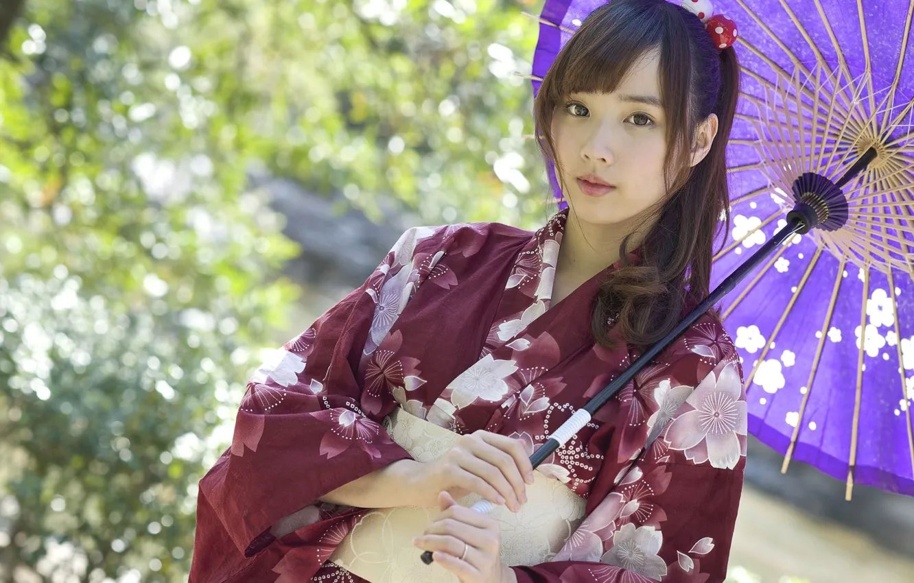Фото обои кимоно, brown eyes, umbrella, размытый фон, карие глаза, национальная одежда, kimono, blurred background