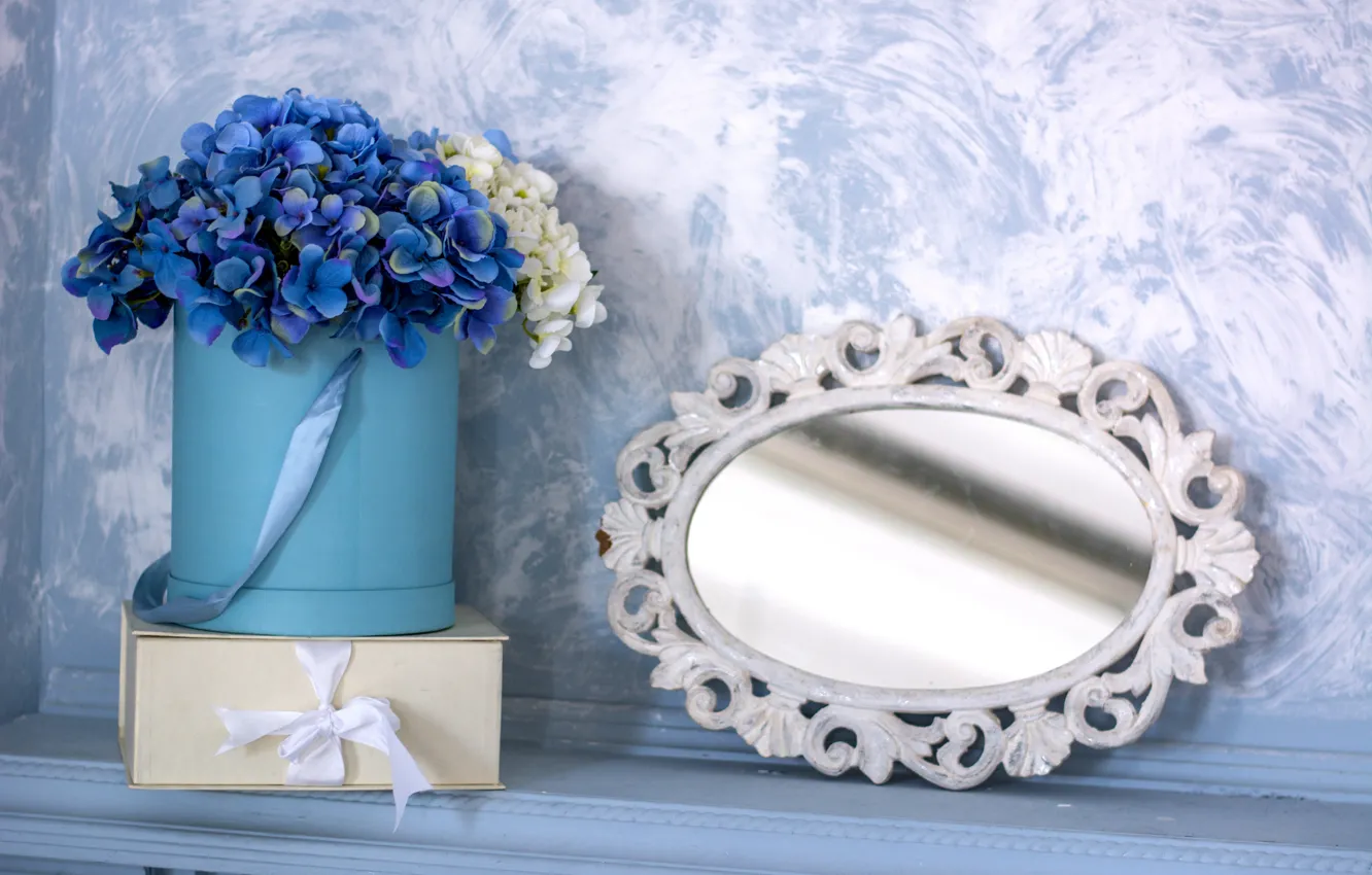 Фото обои цветы, серый, коробка, подарок, стены, интерьер, букет, зеркало