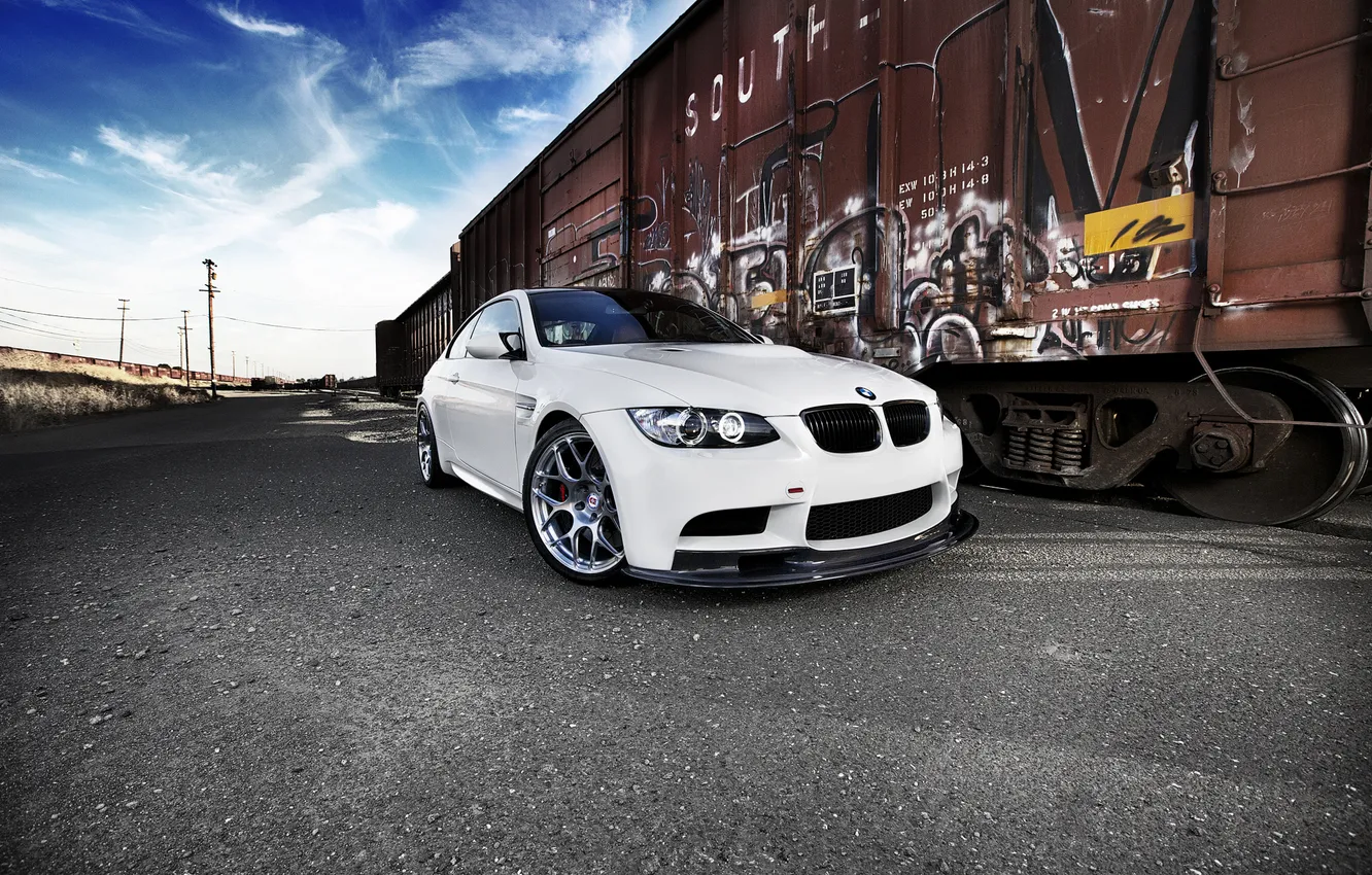 Фото обои белый, граффити, столбы, bmw, бмв, поезд, white, train