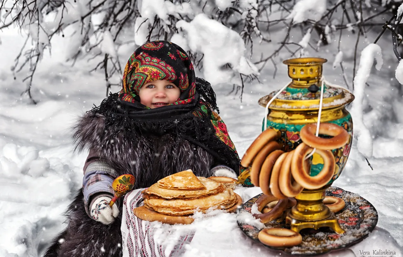 Фото обои зима, снег, девочка, самовар, блины, сушки, Масленица