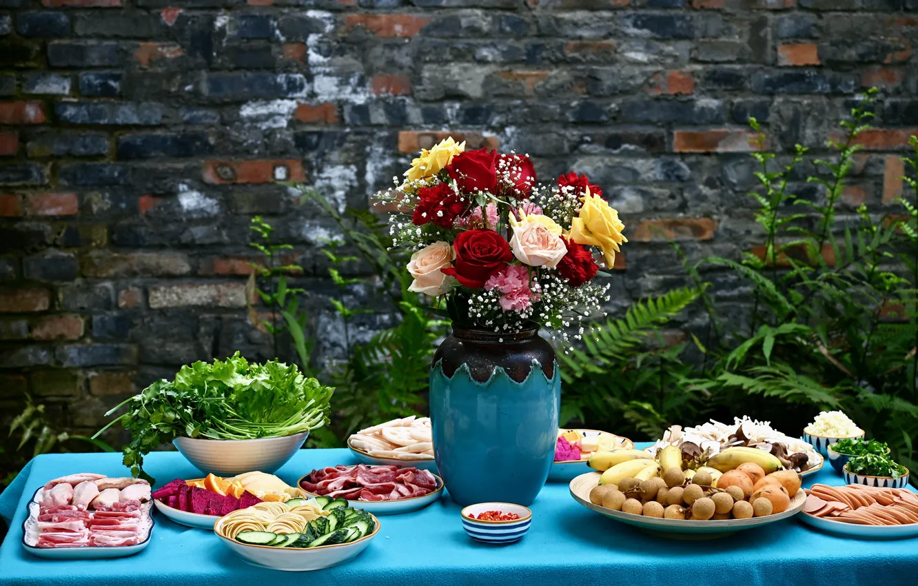 Фото обои цветы, стол, еда, букет, мясо, фрукты, колбаса, салат