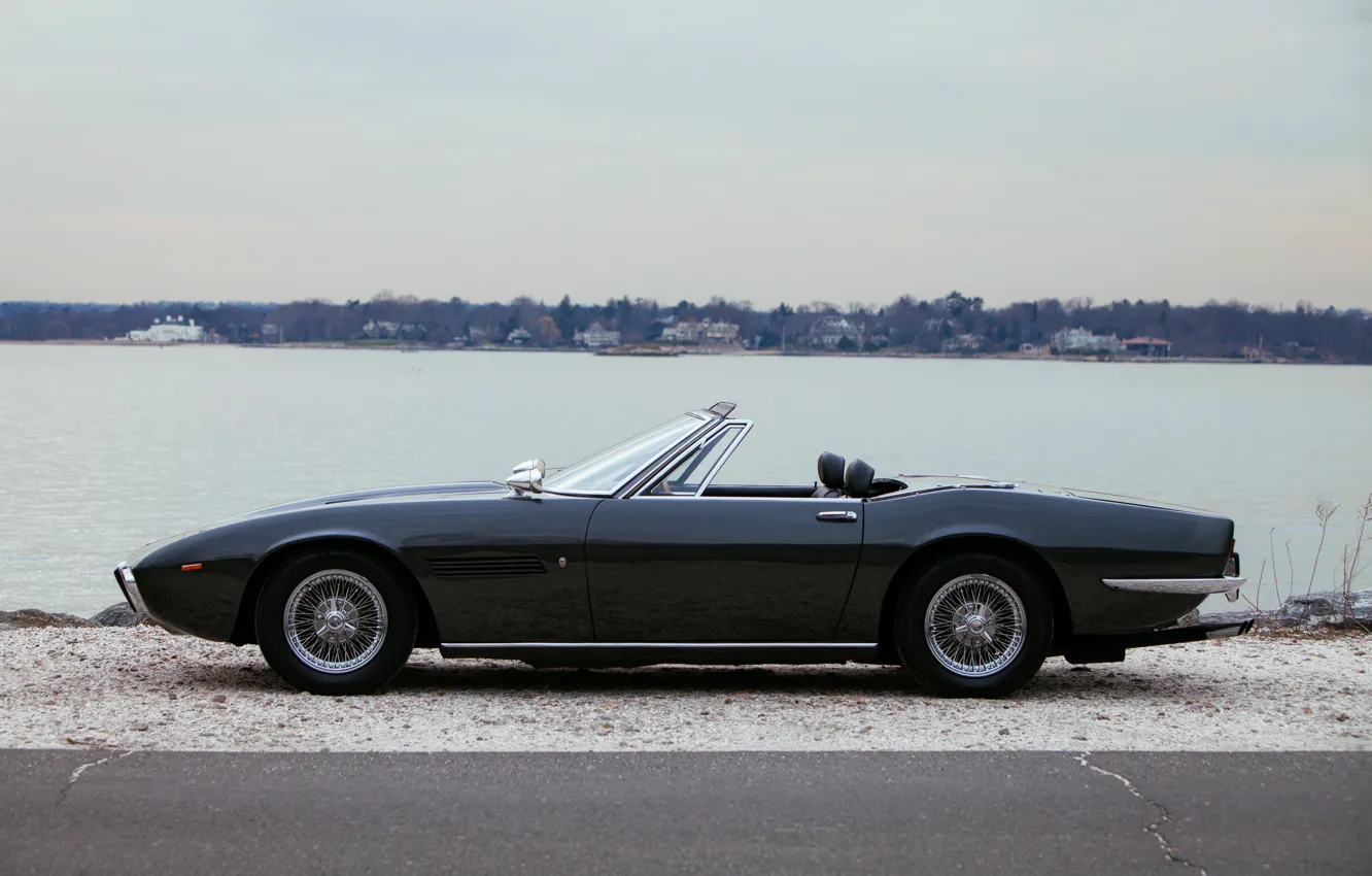Фото обои чёрный, берег, Maserati, 1969, родстер, сбоку, спайдер, Ghibli Spider