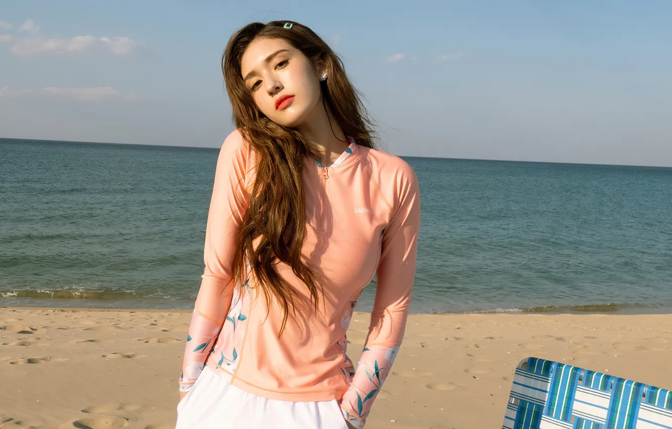 Фото обои песок, море, пляж, взгляд, солнце, поза, модель, портрет