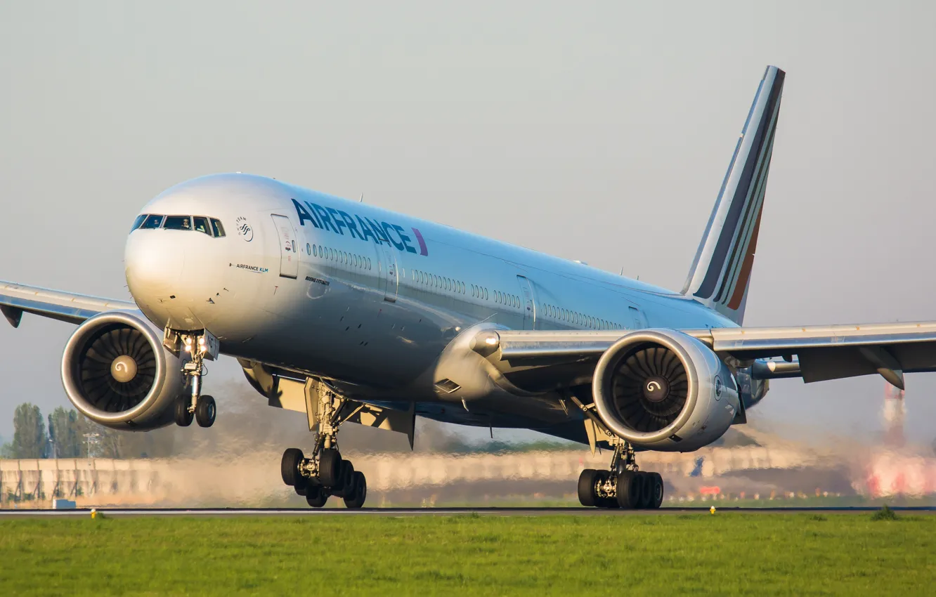 Фото обои двигатель, Boeing, самолёт, лайнер, взлет, ВПП, Boeing 777, Авиалайнер