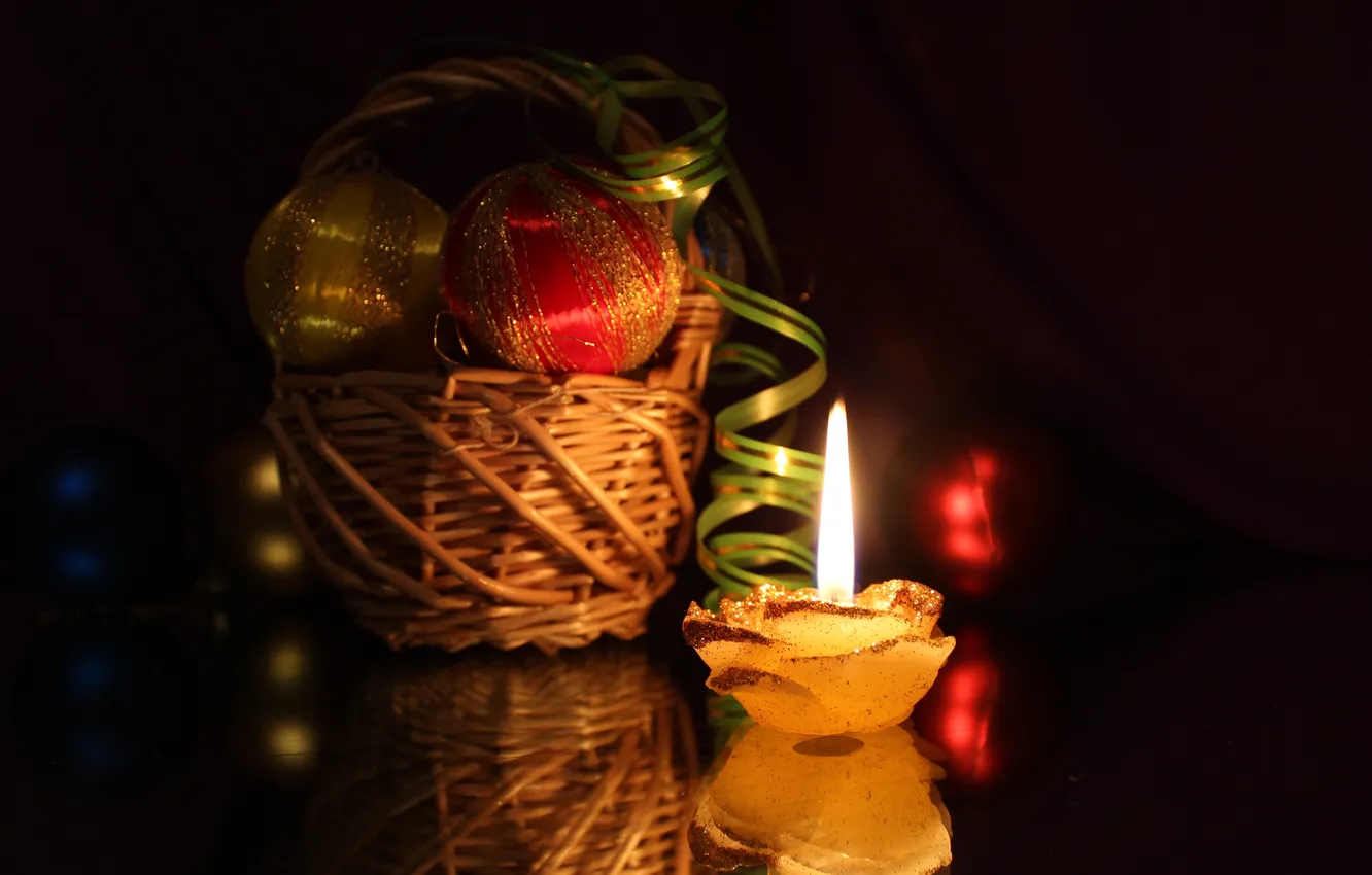 Фото обои свет, отражение, шары, корзина, игрушки, свеча, лента