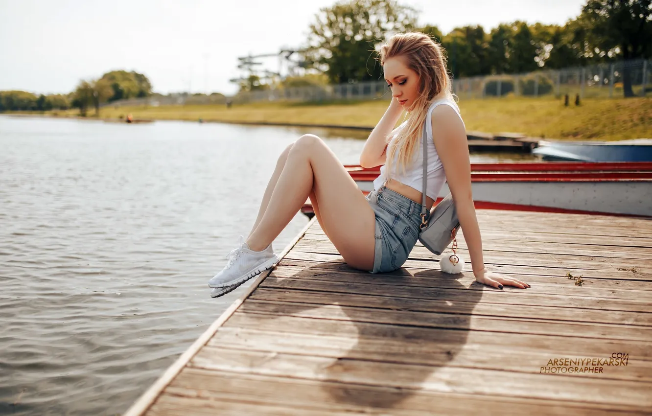 Фото обои девушка, солнце, пейзаж, секси, поза, река, модель, шорты