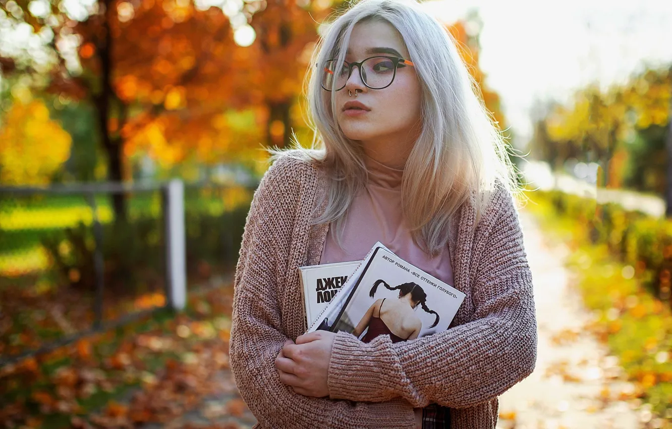 Фото обои осень, девушка, лицо, волосы, книги, пирсинг, очки, кофта