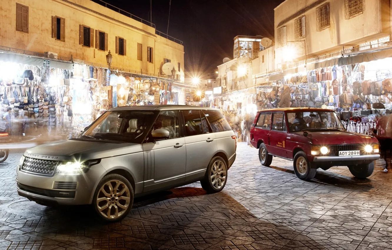 Фото обои ночь, фон, Land Rover, Range Rover, рынок, передок, старый и новый, Ленд Ровер