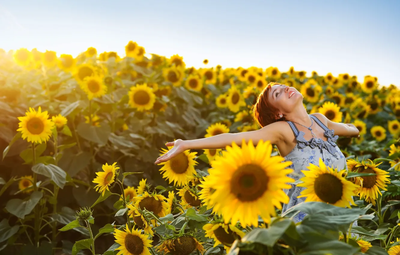 Фото обои поле, небо, девушка, радость, счастье, подсолнухи, цветы, желтый