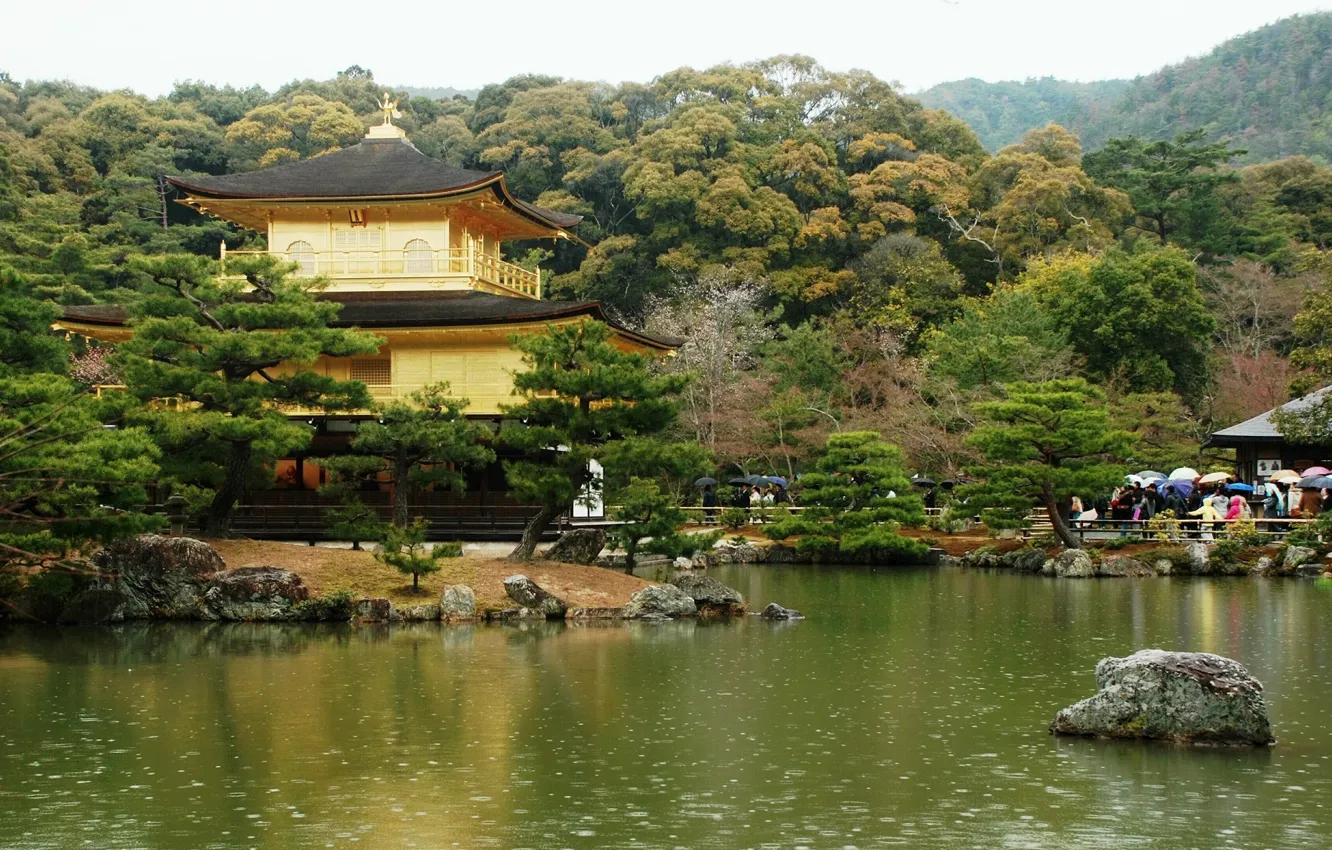 Фото обои озеро, замок, дождь, Япония, Киото, туристы