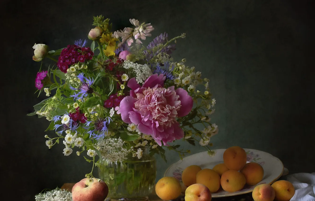 Фото обои стол, еда, букет, тарелка, ткань, ваза, розовые, белые