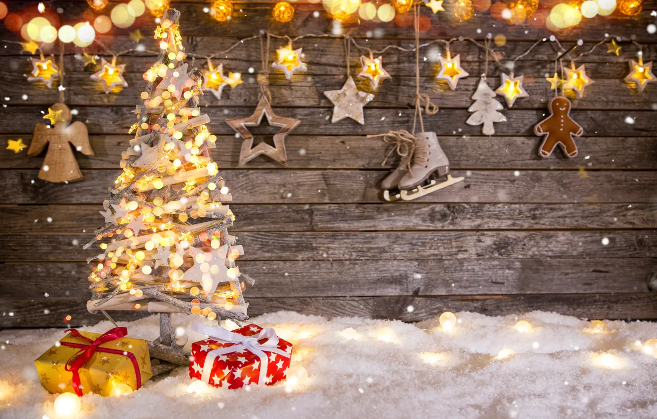 Фото обои снег, украшения, игрушки, елка, Новый Год, Рождество, подарки, гирлянда