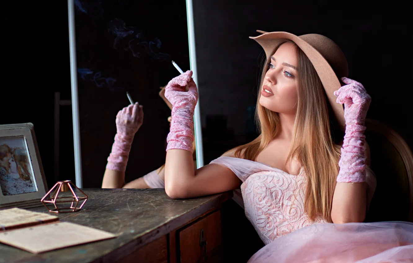 Фото обои девушка, поза, стол, фотография, шляпа, руки, платье, сигарета