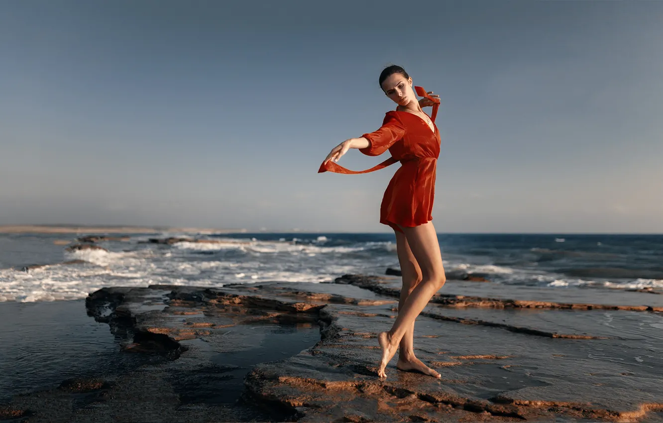 Фото обои море, девушка, поза, камни, босиком, брюнетка, босая, Gorelikov Andrew