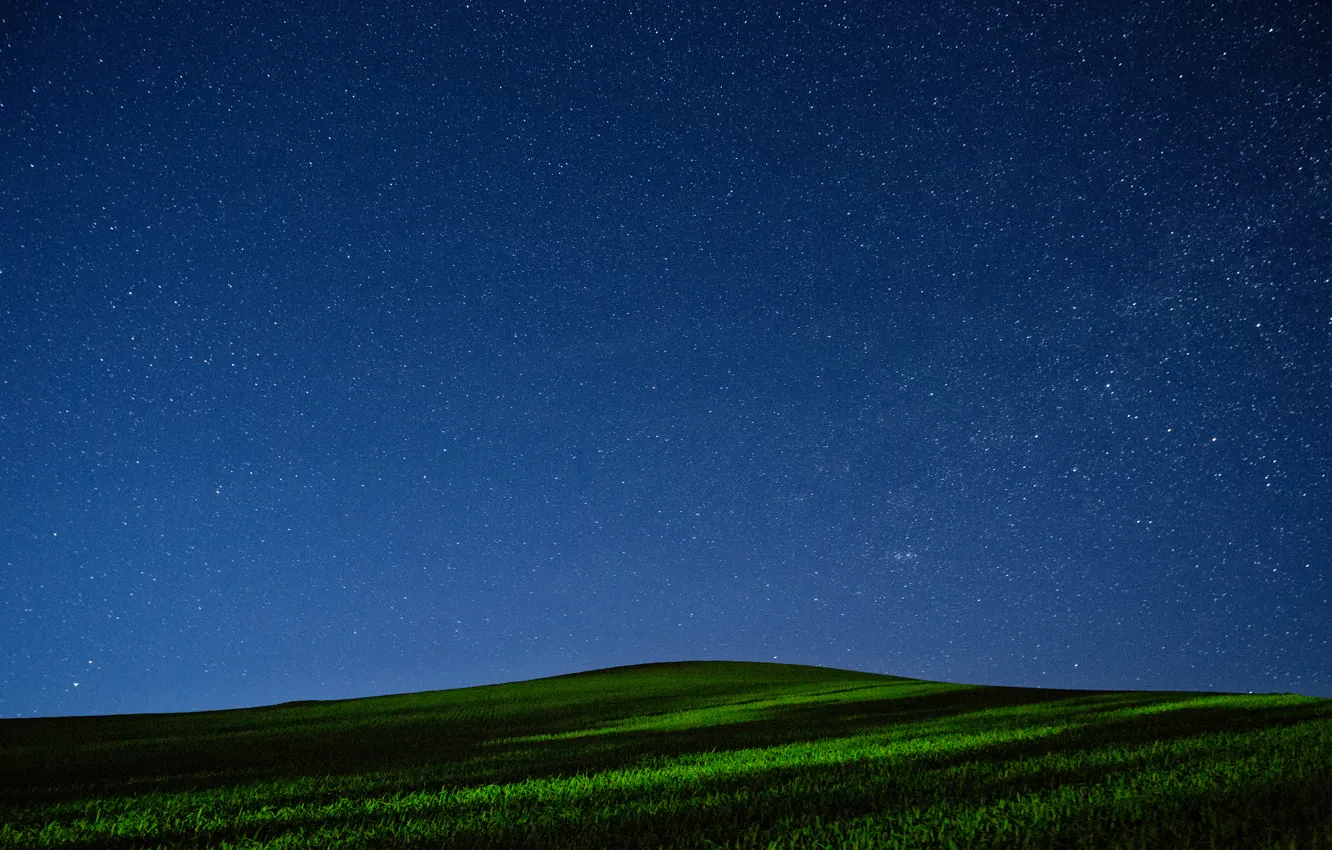Фото обои поле, небо, трава, звезды, ночь, холм