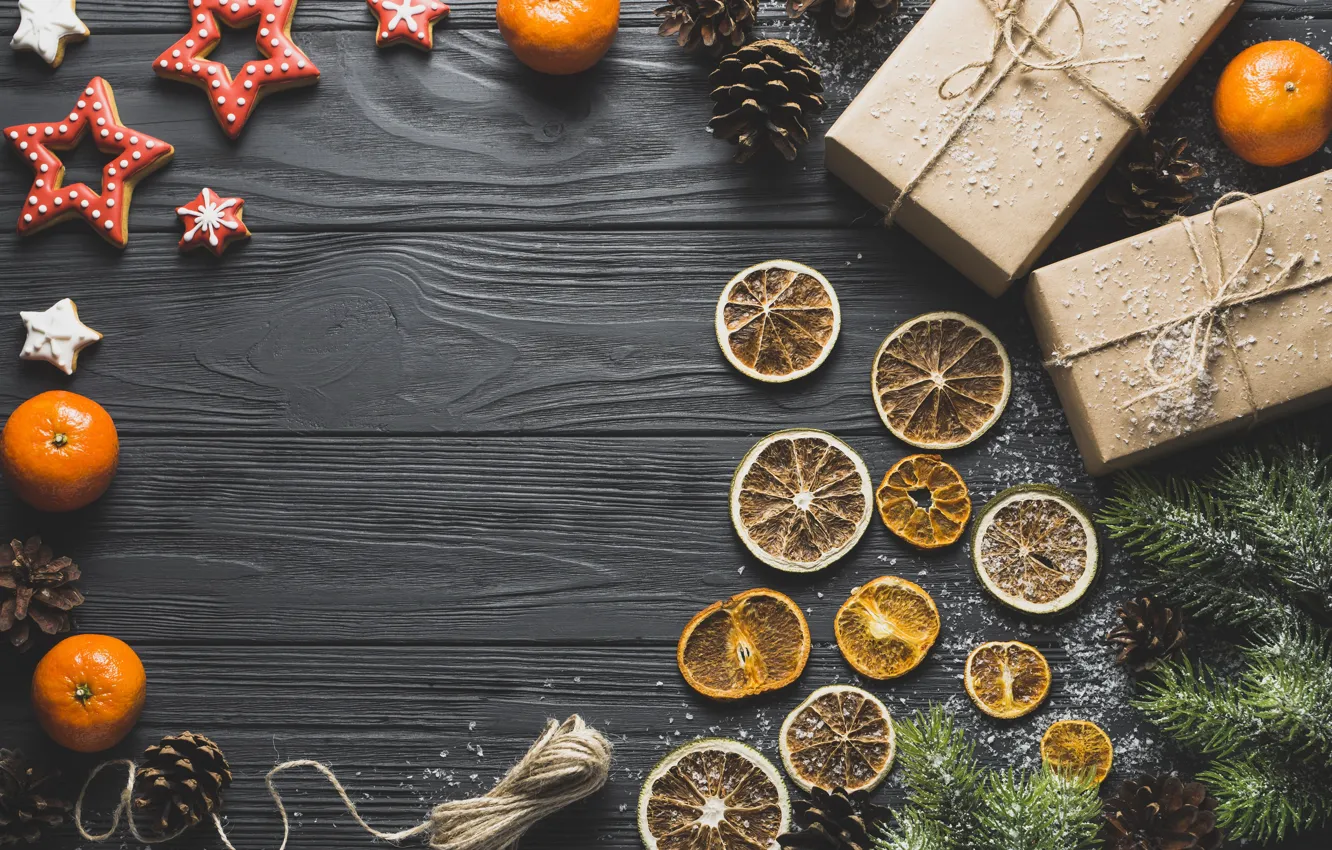 Фото обои звезда, ель, печенье, подарки, мандарин, сухой апельсин, новый год 2018