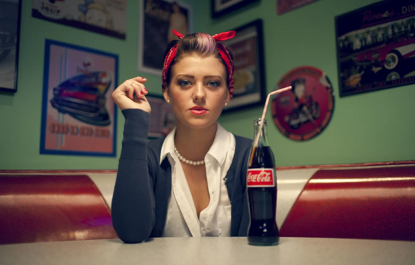 Фото обои девушка, ретро, стол, ожерелье, руки, губы, Coca-Cola, закусочная