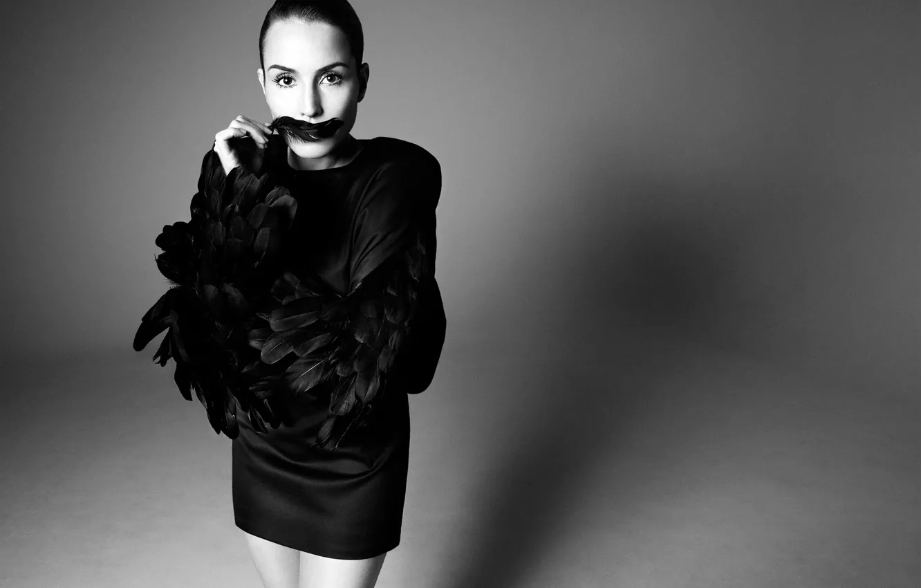 Фото обои фото, фон, черный, перья, платье, актриса, черно-белое, журнал