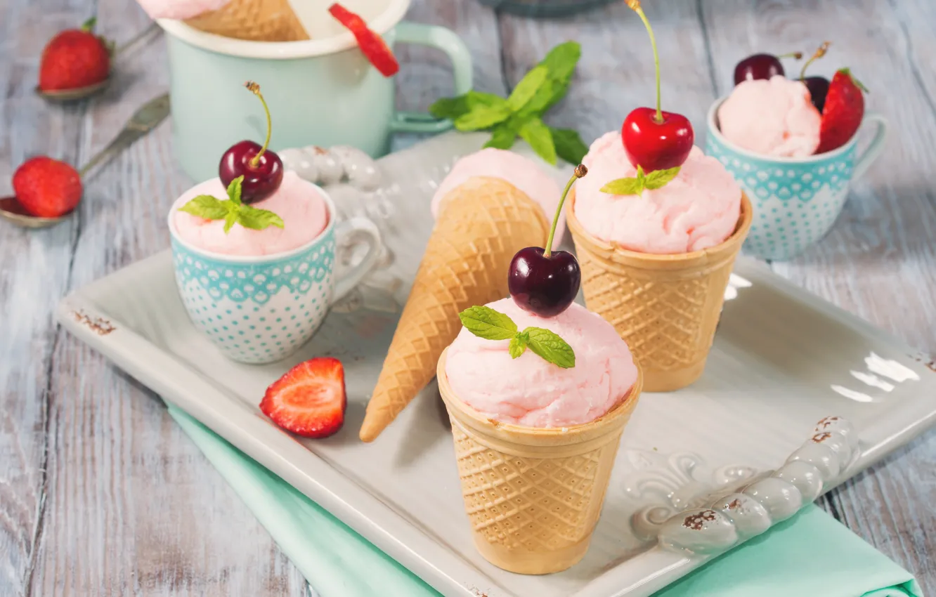 Фото обои вишня, клубника, мороженое, десерт, клубничное, вафельный стаканчик