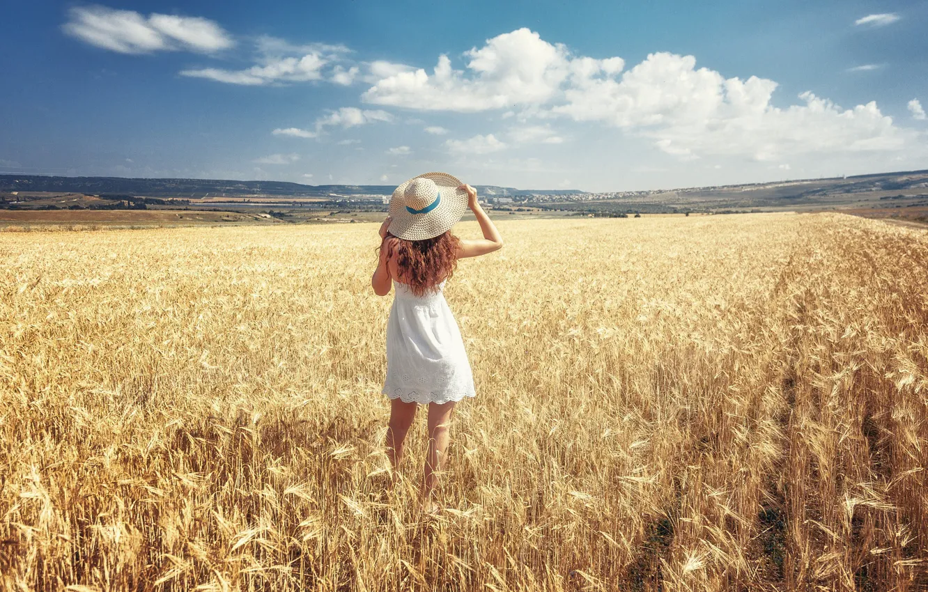 Фото обои поле, небо, девушка, солнце, облака, пейзаж, поза, шляпа