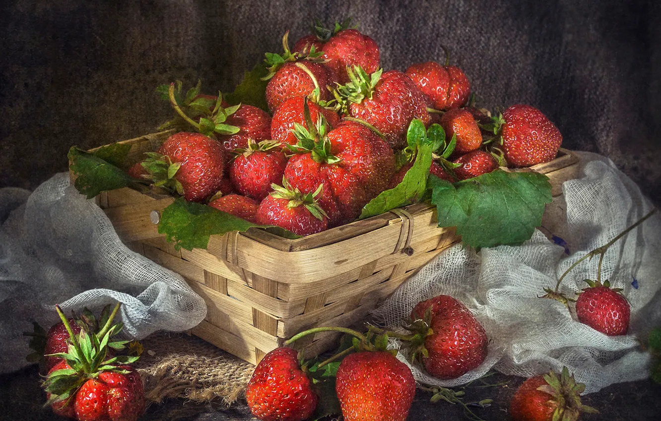 Фото обои ягоды, клубника, корзинка, марля, Владимир Володин