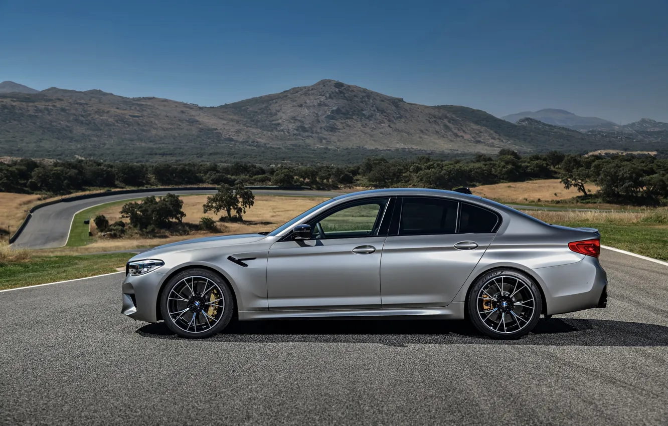 Фото обои серый, BMW, седан, вид сбоку, 4x4, 2018, четырёхдверный, M5
