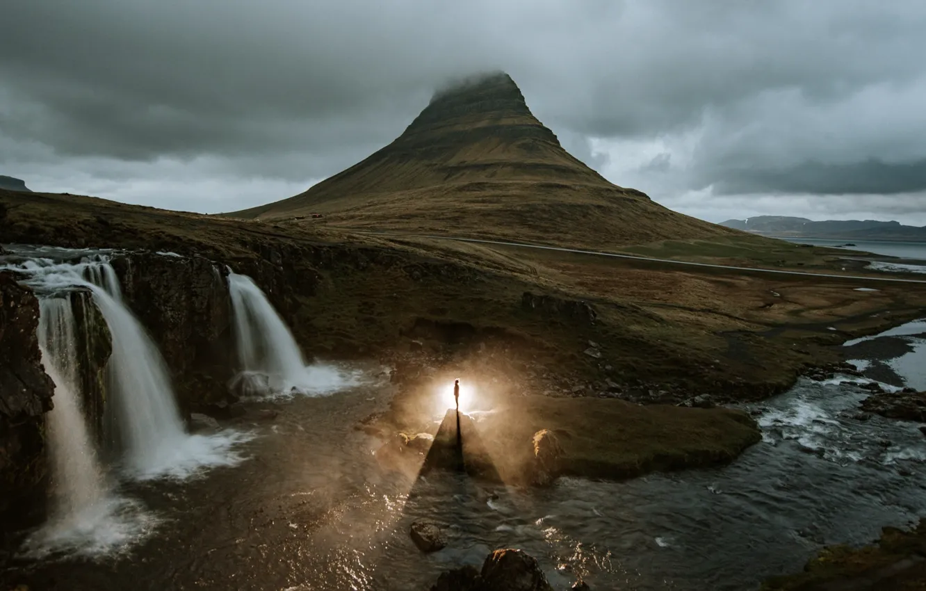 Фото обои облака, свет, река, камни, человек, гора, водопад, Исландия