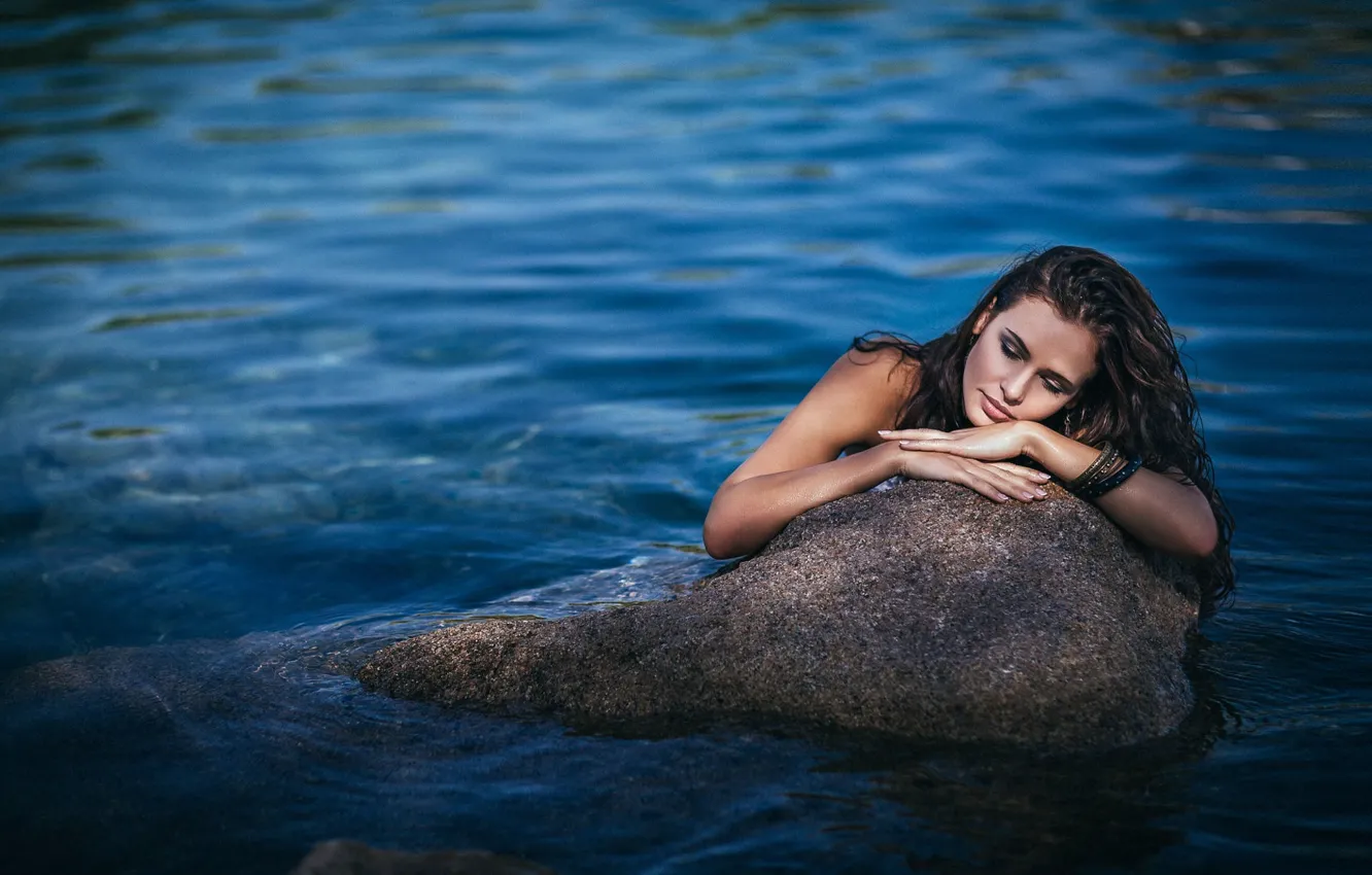 Фото обои вода, девушка, камень, girl, stone, photographer, в воде, sleep in the water