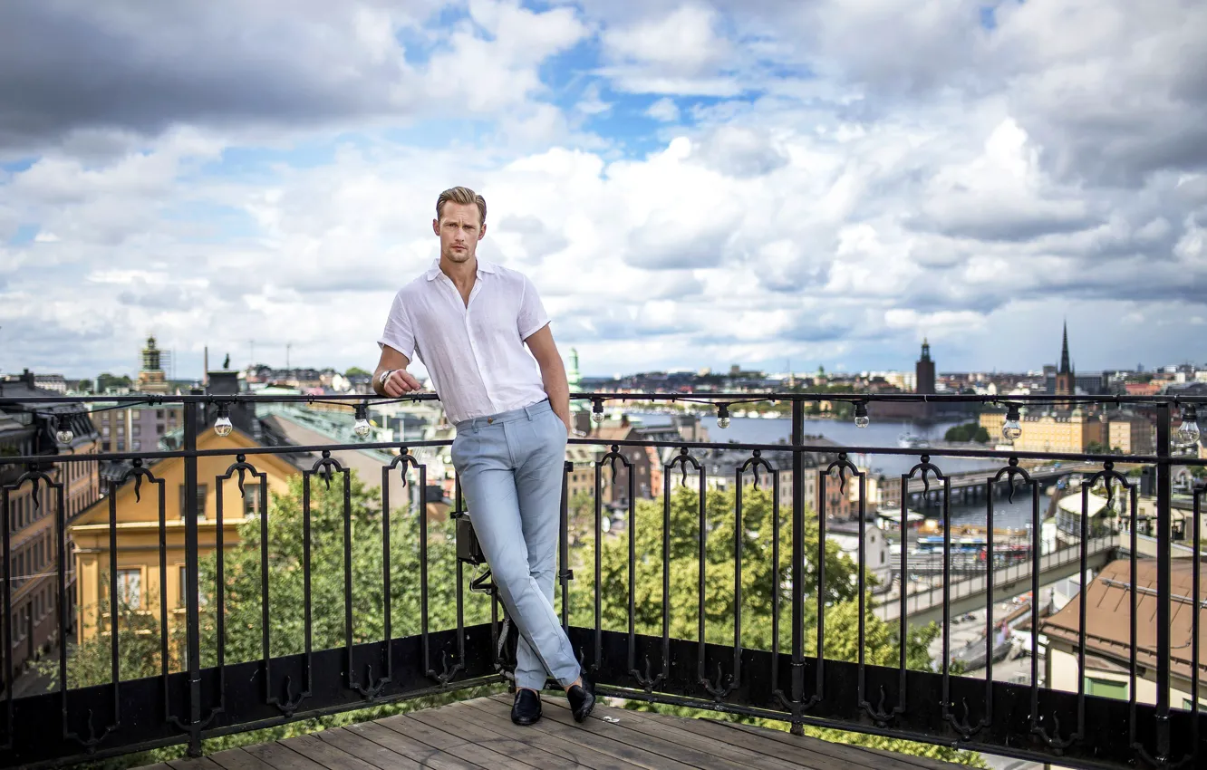 Фото обои город, балкон, Alexander Skarsgard, брюки, рубашка, Александр Скарсгард, мужчина