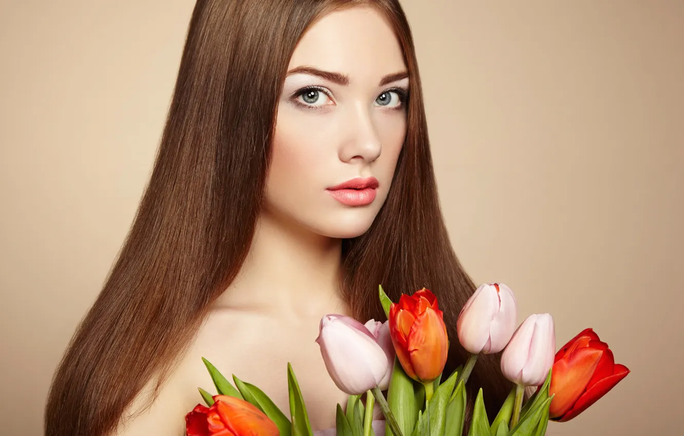 Фото обои взгляд, портрет, тюльпаны, beautiful