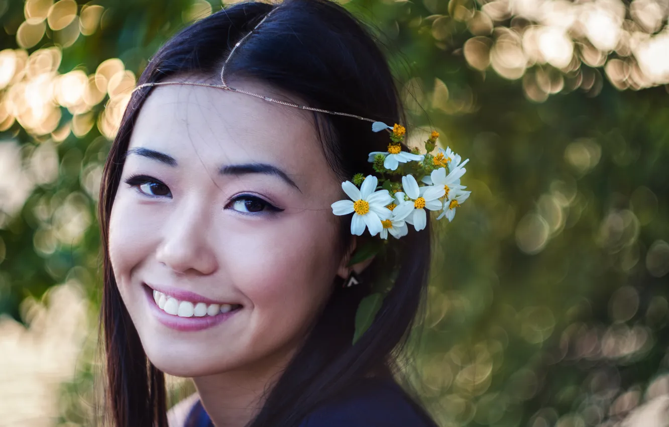 Фото обои девушка, цветы, лицо, улыбка, фон, азиатка