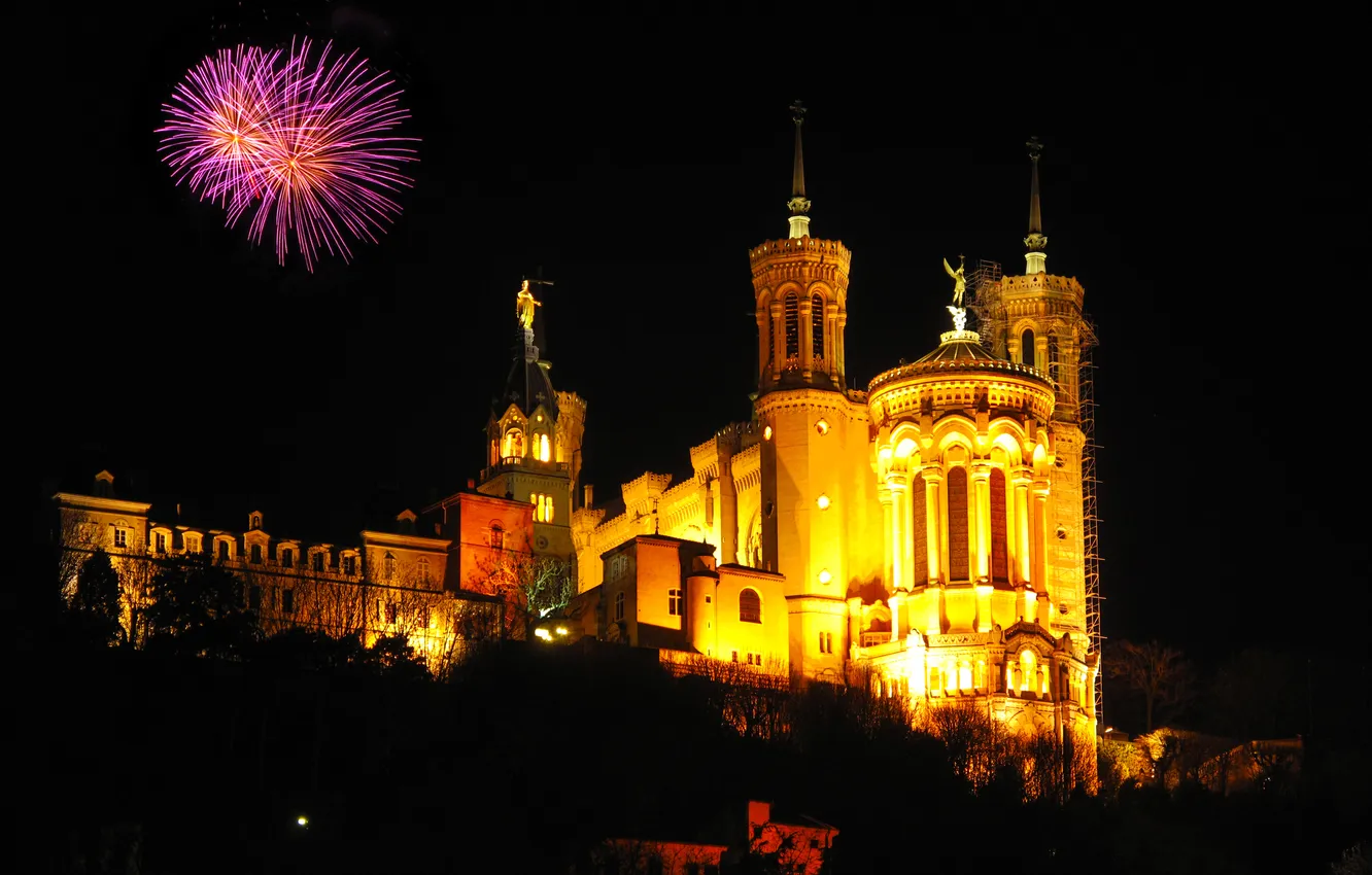 Фото обои ночь, огни, Франция, салют, храм, Lyon, Notre-Dame de Fourviere