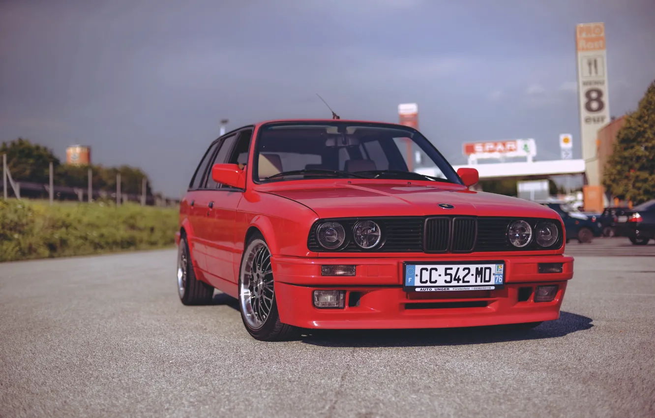 BMW e30 красная