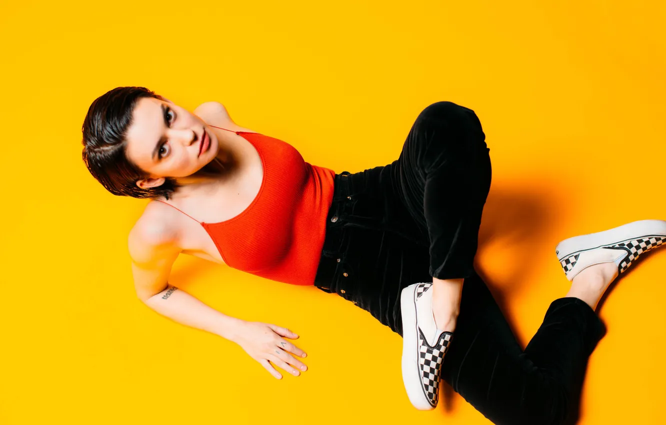 Фото обои желтый, певица, singer, Meg Myers, Мэг Майерс, девушка на полу