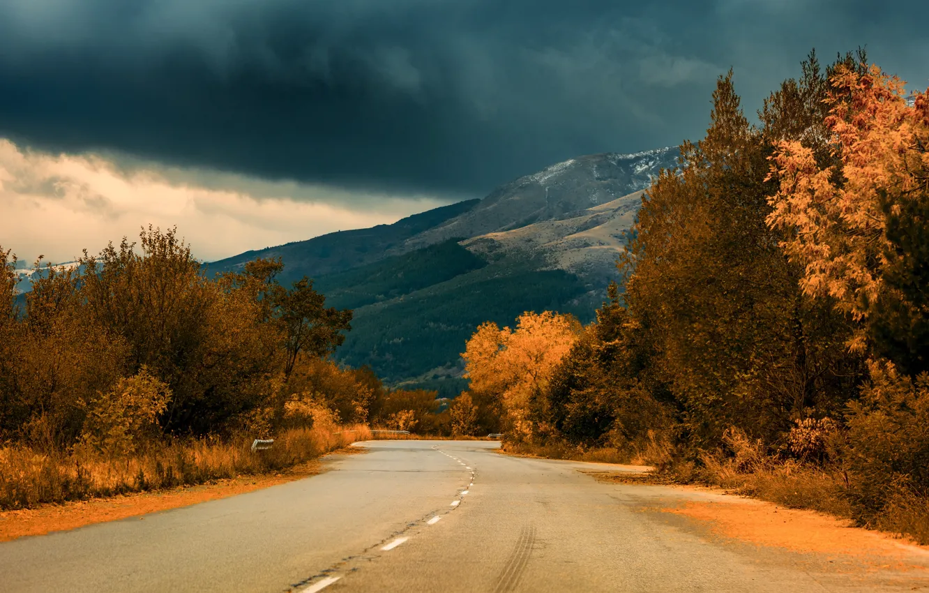 Фото обои дорога, осень, лес, облака, деревья, горы, тучи, пасмурно