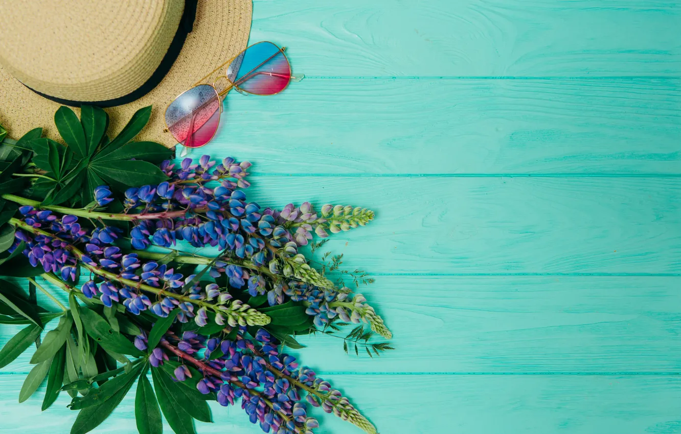 Фото обои цветы, фон, шляпа, очки, wood, flowers, purple, люпины