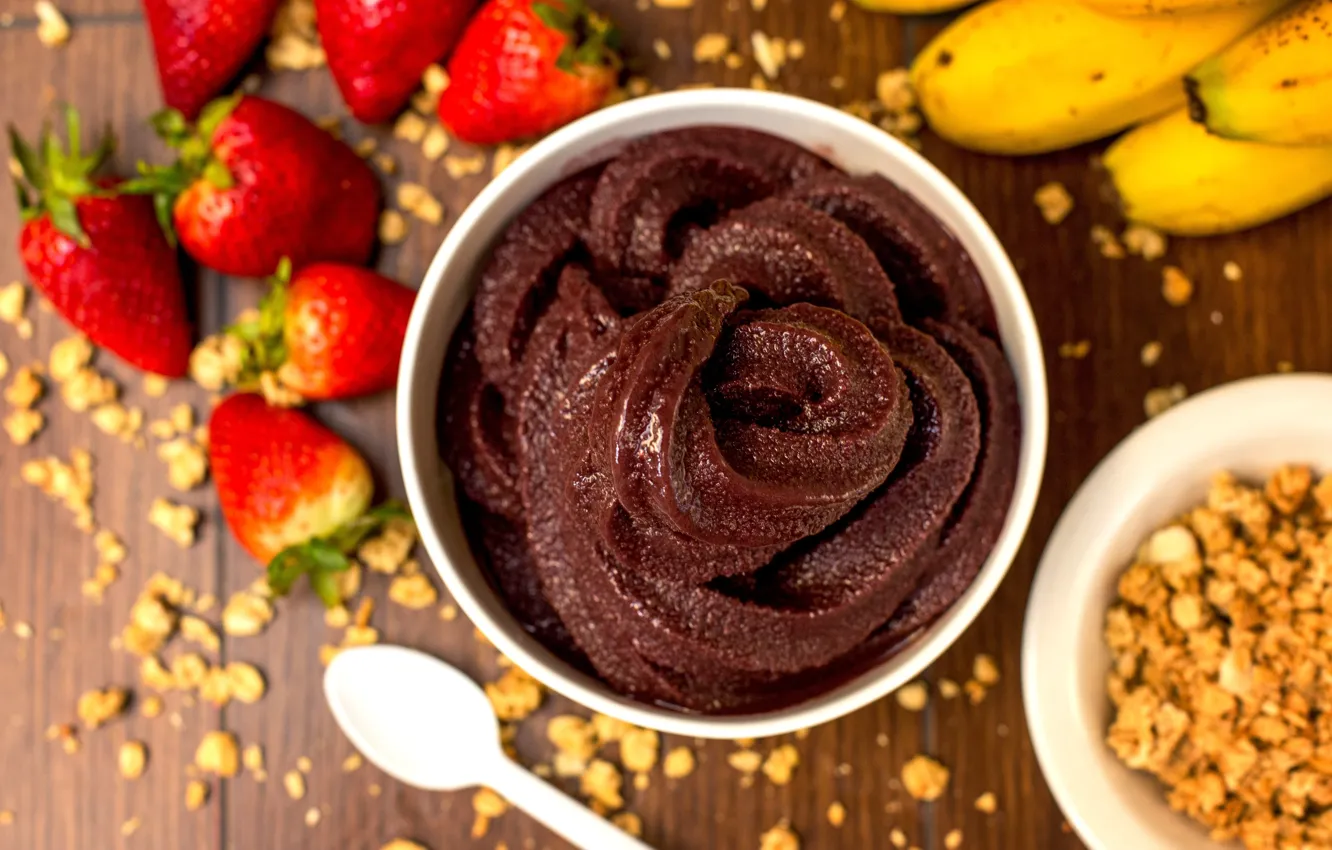 Фото обои ягоды, стол, доски, клубника, ложка, бананы, миска, крем