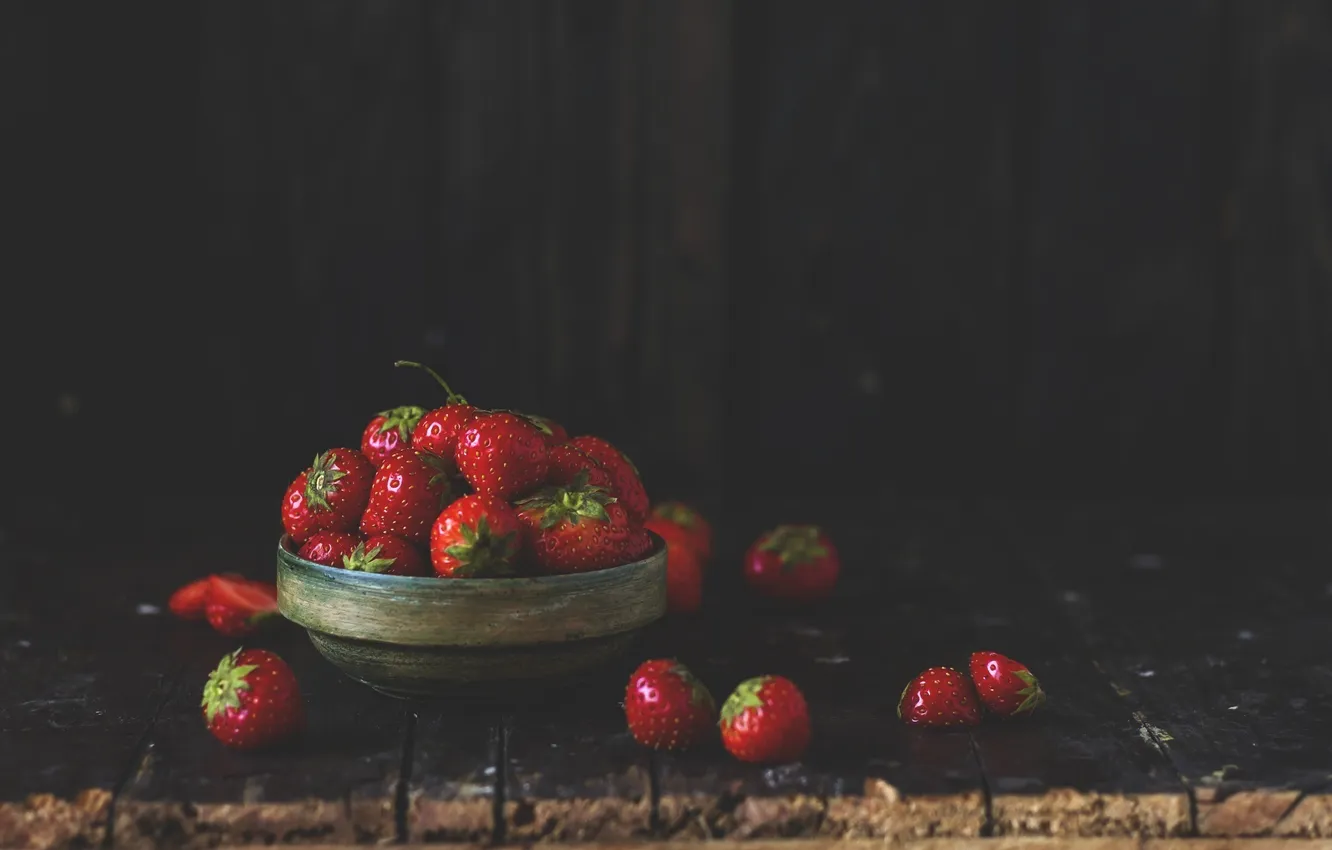 Фото обои ягоды, темный фон, земляника, клубника, красные