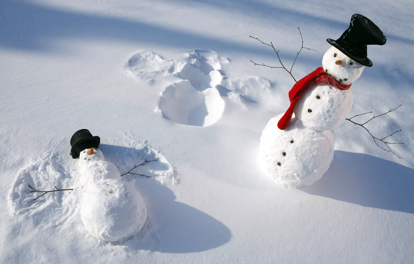 Фото обои зима, снег, шарф, снеговики, шапки