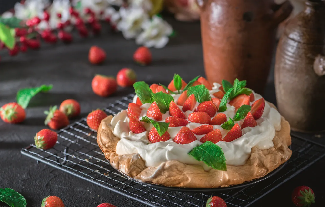 Фото обои ягоды, стол, клубника, пирог, россыпь, вкуснятина, мята, крем
