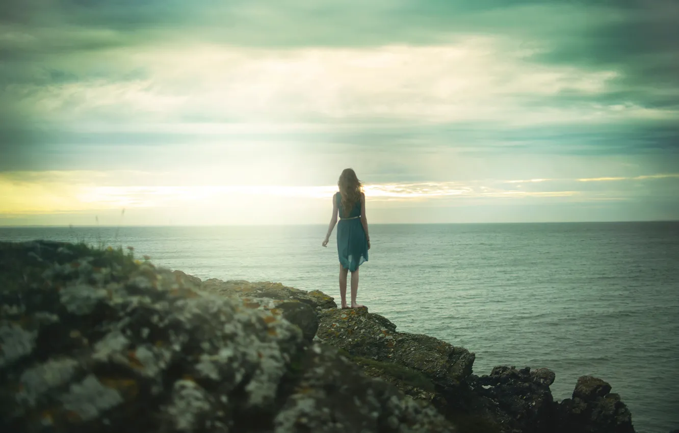 Фото обои море, девушка, пейзаж, камни, скалы, платье