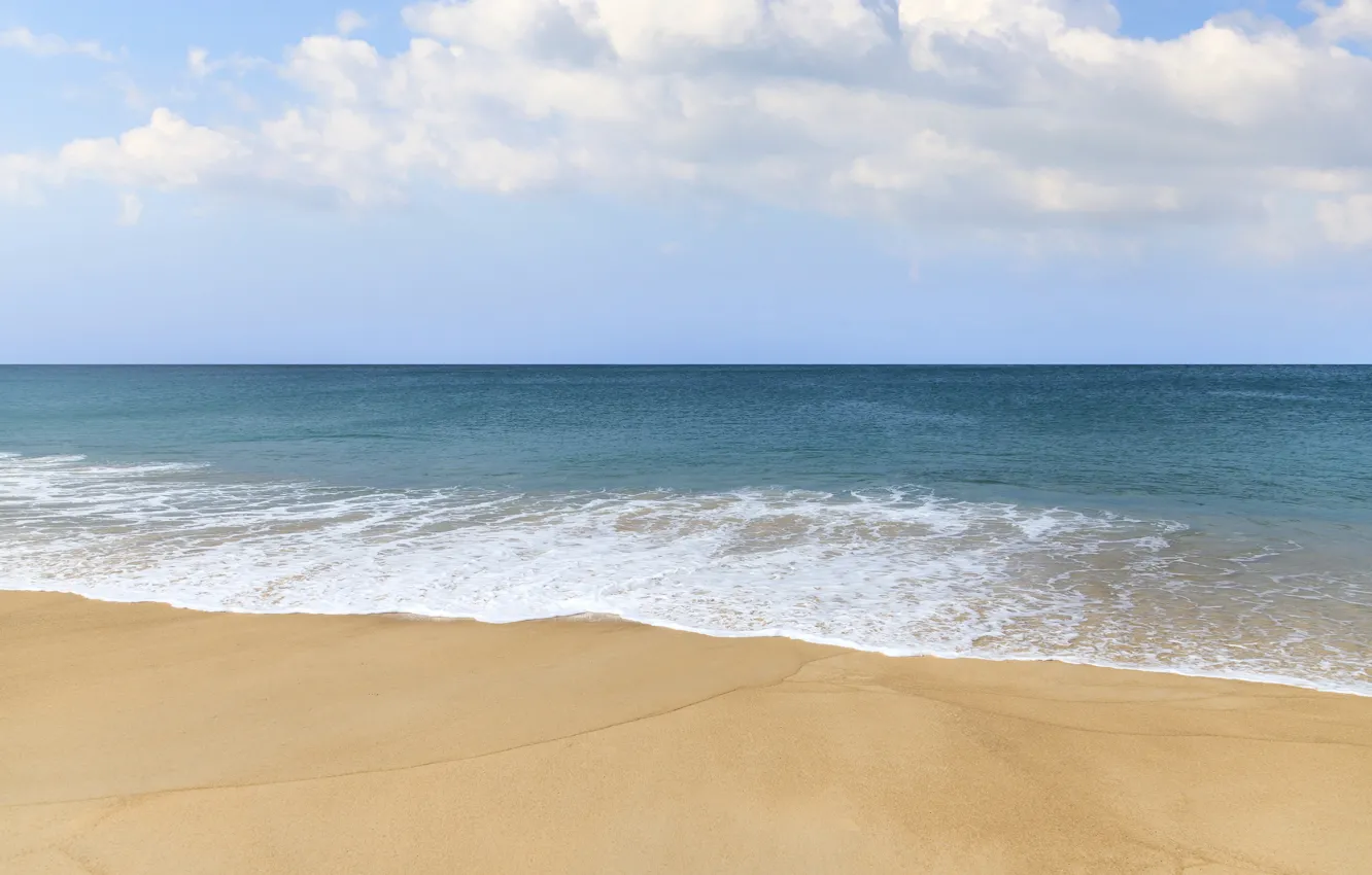 песчаный берег у моря