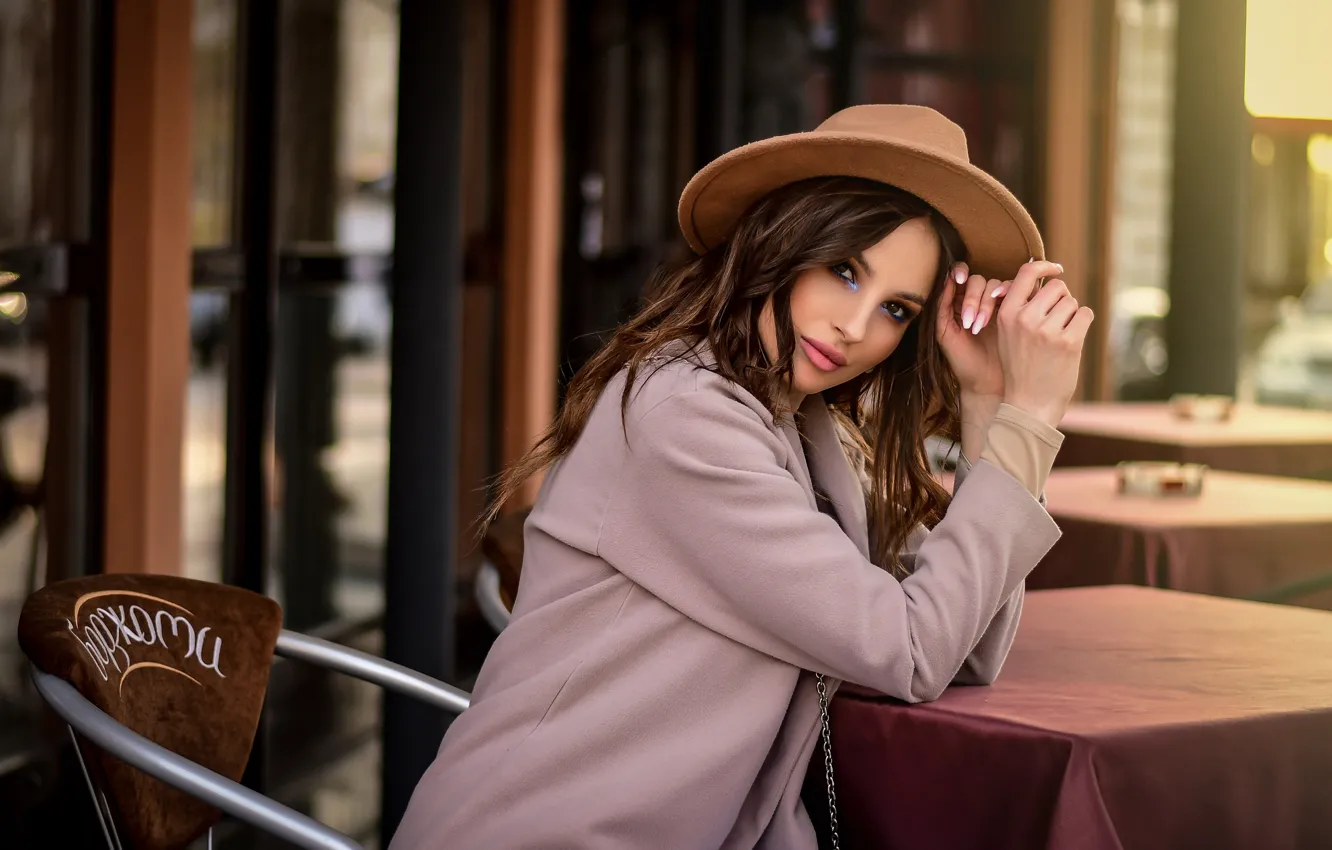 Фото обои взгляд, девушка, поза, шляпа, кафе, пальто, Анастасия Мазай (Донская)